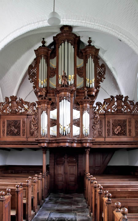 Het rijk bewerkte orgel van de kerk. Foto: Harm Hofman.